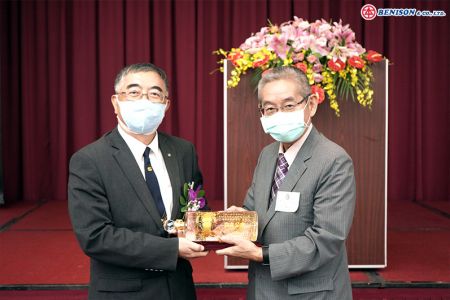 恭贺廖本泉总经理当选台湾塑胶制品工业同业公会第20届理事长-受赠礼品