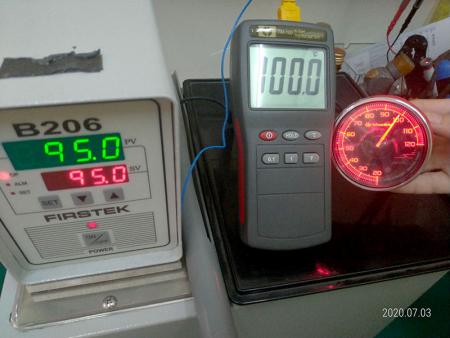 恆溫水槽測試感應器精準度。