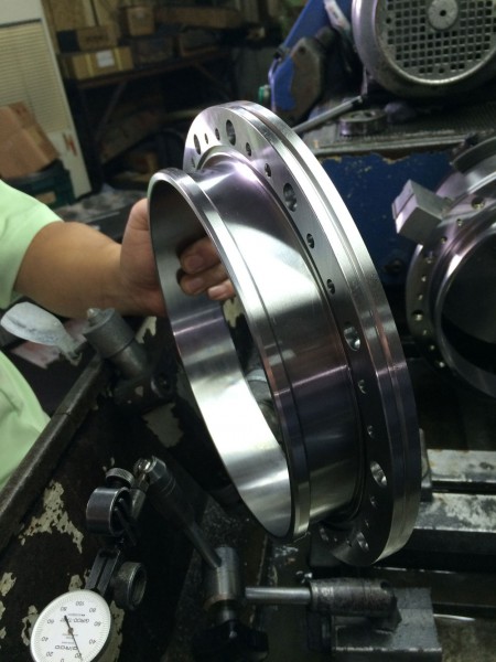 Ju Feng’s grinding service center consistently work to meet the customers’ requirements.