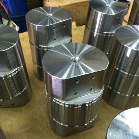 Ju Feng’s milling center has the advantages of tight tolerance and short lead time.