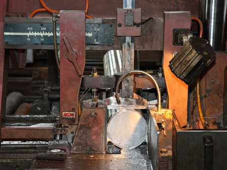 تتميز آلة المنشار الشريطية من Ju Feng بأنها يمكنها قطع الشريط الفولاذي بنطاق مرن من القطر الخارجي.