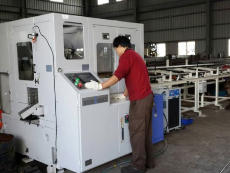 Ju Feng puede cortar barras de acero a medida con su sierra circular de última generación para sus clientes.