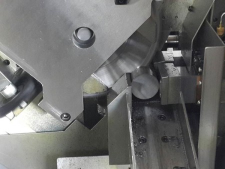 Ju Feng は顧客に丸鋸盤切断鋼サービスを提供します。
