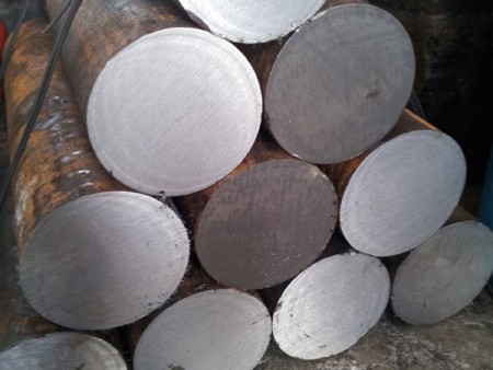 Steel bars after the cutting process with JFS's circular saw machines.