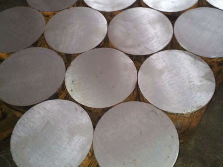 The fine surface of finished steel bar after cutting by Ju Feng’s circular saw machines.