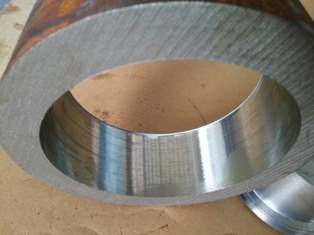 El producto de acero terminado después de la perforación con trepanación en el taller de perforación de Ju Feng