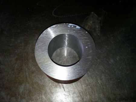 El producto de acero terminado después de la perforación de precisión en el taller de perforación de Ju Feng