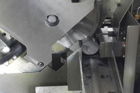 Existem vários conjuntos de máquinas de corte de serra circular nas fábricas da JFS.