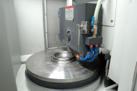 JFS tiene varios conjuntos de máquinas CNC para torneado, fresado, pulido, etc.