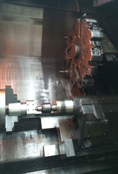 Las máquinas de torneado CNC avanzadas, utilizadas por el equipo de ingeniería de Ju Feng, están listas para satisfacer las demandas de torneado de cualquier cliente.