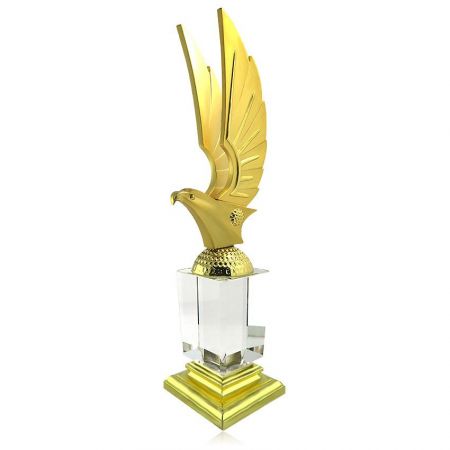 Kryształowe trofeum z cynowym orłem z wbudowaną metalową częścią