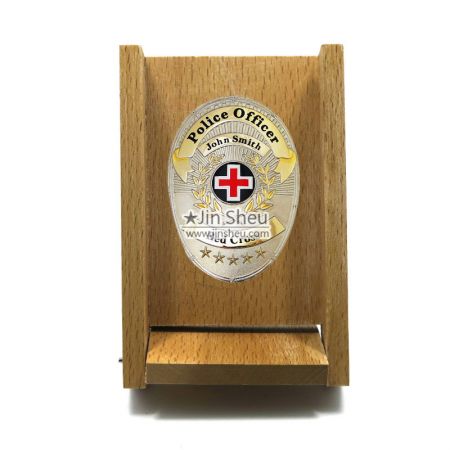 Witryna z drewnianą tablicą - drewniana gablota na metalowe odznaki