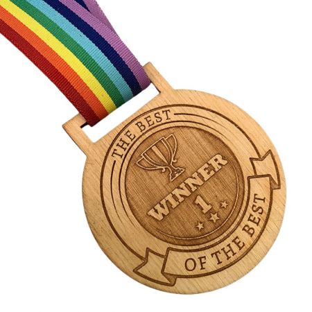 Drewniany medal z wygrawerowanym logo