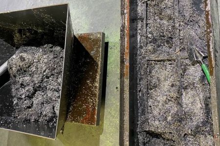 El polvo de hierro fundido se oxida en el fregadero