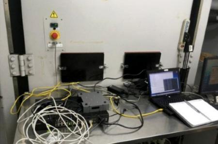 Laboratórium monitoruje stav testovania priemyselného mobilného smerovača.