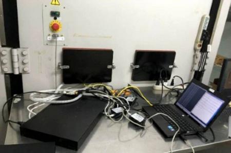 Laboratorium pokazuje stan testów przemysłowego routera komórkowego.