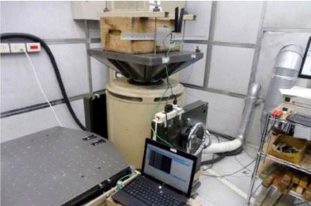 Un routeur cellulaire industriel effectue des tests de vibration dans un laboratoire.