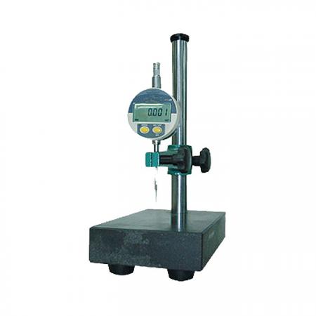 物体の高さを測定するため、または作業するアイテムに印を付けるために使用される測定装置。