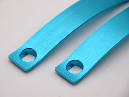 Poignées en aluminium anodisé bleu - Fraisage CNC des poignées en aluminium