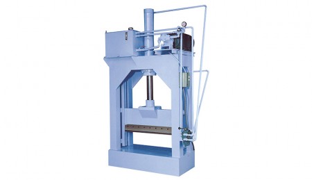 Machine de découpe hydraulique - La machine de découpe hydraulique sert à couper des produits en plastique de grande taille en petits morceaux.