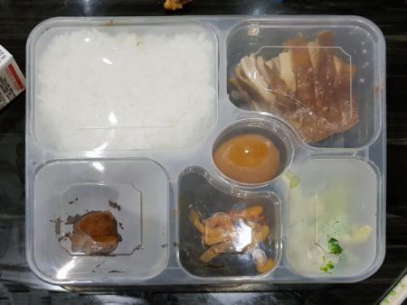 6つのグリッドの環境的に密封されたプラスチック製のお弁当箱が密封されています。