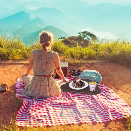 Fai un picnic con un tavolino pieghevole