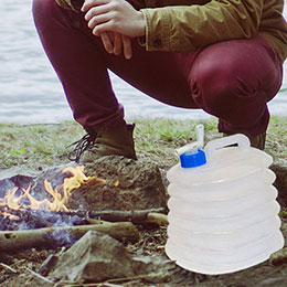 Zusammenklappbarer Wasserbehälter aus Kunststoff