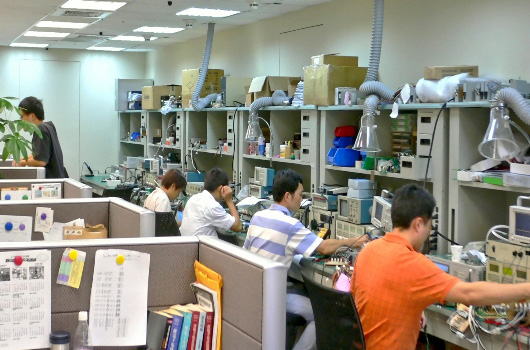 Team di ricerca e sviluppo WIN-TACT in laboratorio.