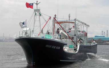 Barco de pesca com rede leve 100GT Turch