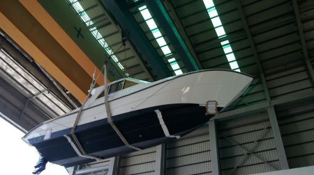 Sunshine-32-Fuß-Yacht mit geschlossenem Steuerhaus beim Start des neuen Schiffes