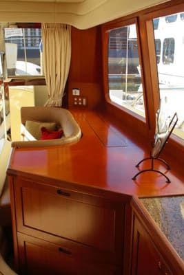 58 Feet Pilothouse Yacht lemari penyimpanan