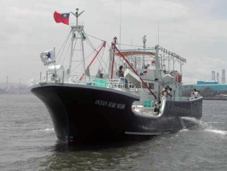 Barco de pesca com tocha 100 GT