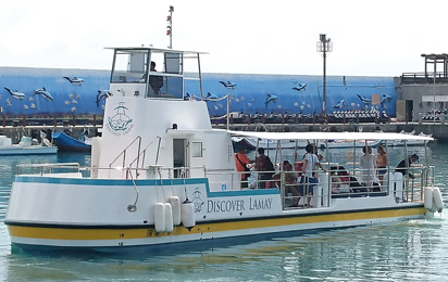 Navio de passageiros e barco turístico
