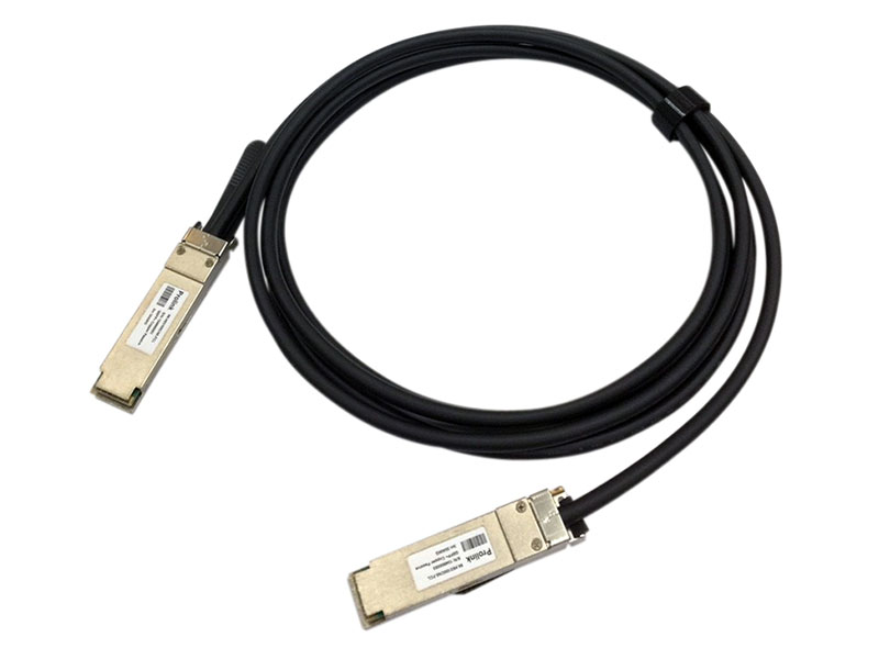 Kabel miedziany podłączany bezpośrednio, a mianowicie kabel DAC, jest formą optycznych zespołów nadawczo-odbiorczych używanych do łączenia przełączników z routerami i/lub serwerami.