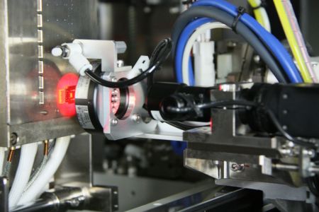 Liveragehar avancerad optisk förpacknings- och tillverkningsteknik.