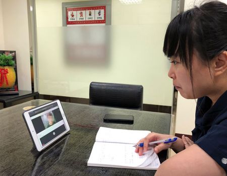 Star Lapelشرکت در جلسه آنلاین با مشتری کره ای را پین کنید.