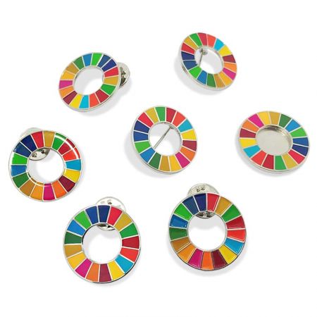 پین برگردان SDGs Design را باز کنید - با پین برگردان SDG، تعهد خود را به حمایت از کمپین نشان دهید.