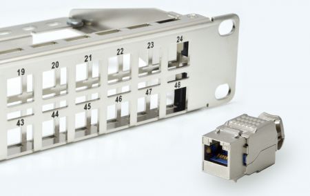 Snap-In-Patchpanel mit 48 Ports in 1 HE und Kabelführung - 48-Port-1U-Panel mit Kabelmanagement