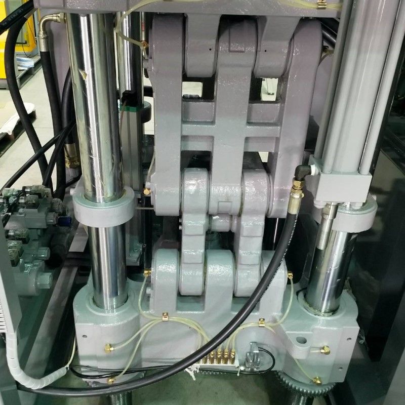 What are the features and advantages of a toggle type injection molding