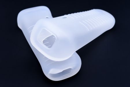 此矽膠保護套為了使產品外觀工藝性提升，使用液態射出成型技術方式製作，質地較TPR柔軟Q彈。