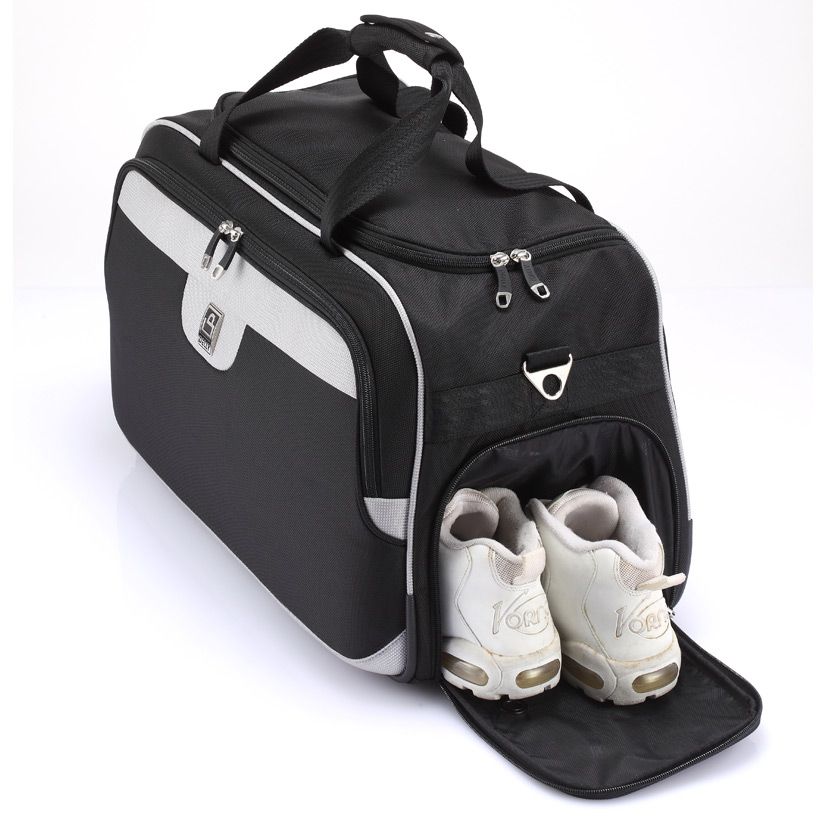 Travel bag with side shoe pocket