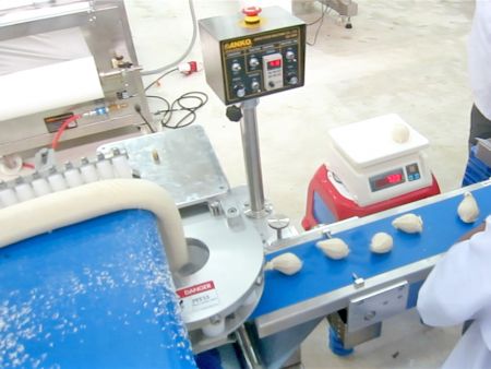 ANKO’s EA-100KA forming machine divides the dough into small pieces