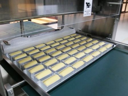 Автоматизиран процес на пресоване за перфектно оформяне на ананасови торти във формите