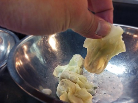 Cooked wonton isn't broken as holding by hand