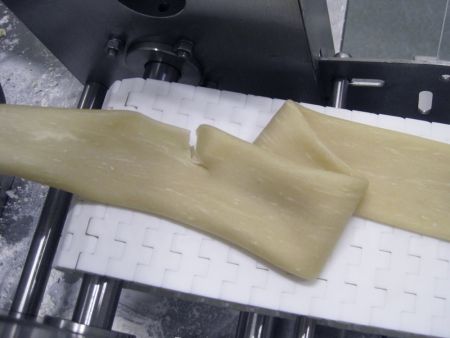 Extruded the dough tube to carry out a test on the extensibility of the dough