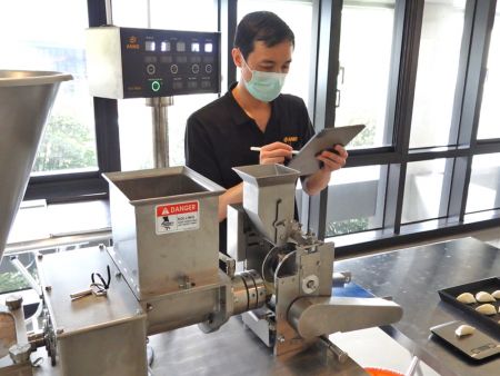 HLT-700U smart machines achieving a one-employee production line