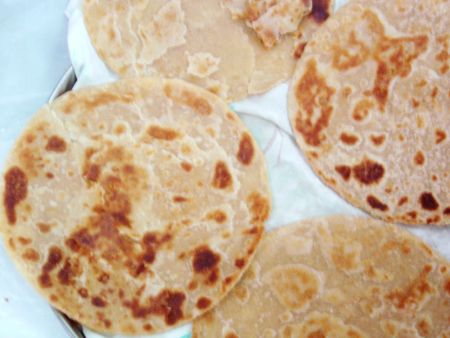 Τέλεια σχηματισμένα Paratha που μαγειρεύονται σε χρυσοκαφέ και λεπιές υφή