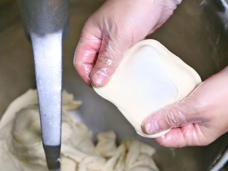 Обработка на тесто с високо съдържание на мазнини за приготвяне на Empanadas