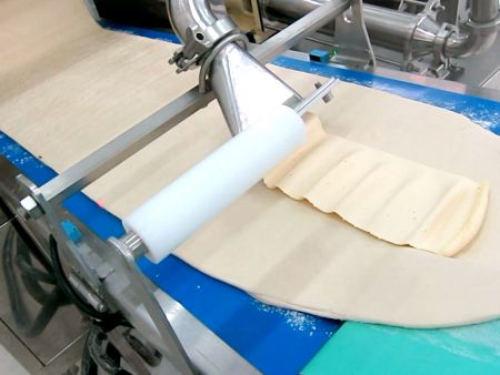 The margarine extruding speed and amount of margarine can prevent the final product from breakage