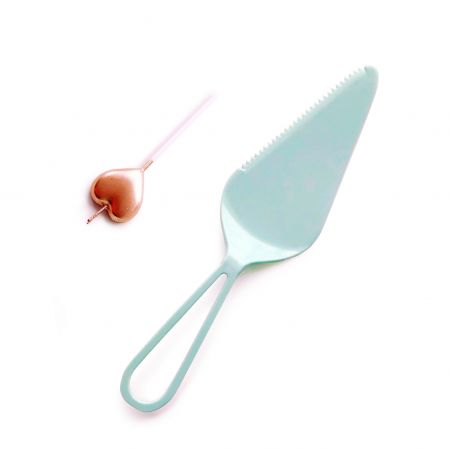 22cm Cake Server and Heart Shaped Candle - TAIR CHU had already prepared 22cm cake server and heart shaped candle for cakes in parties and any event. Let's enjoy the cake time!